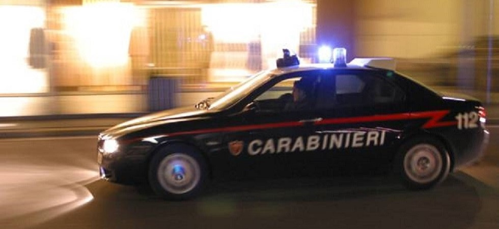 Fugge dai carabinieri ma si schianta contro un muro: poi l’auto prende fuoco