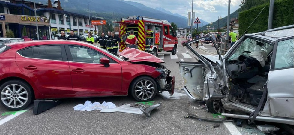 Spaventoso frontale tra due auto, due persone trasportate in elicottero all'ospedale di Trento