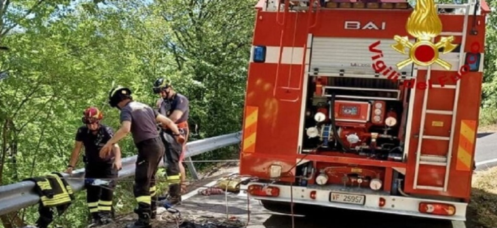 Perde il controllo della moto e finisce nella scarpata, grave incidente sulla salita del Menador