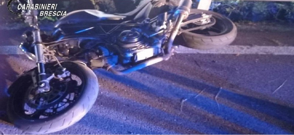 Tragedia sul Garda, perde il controllo della moto, finisce violentemente sull'asfalto e sbalzato nella boscaglia