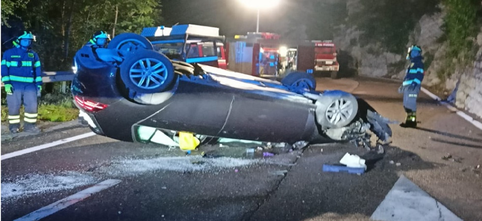 Momenti di paura nella notte, perde il controllo dell'auto e si cappotta: coinvolti due giovani di 21 e 25 anni