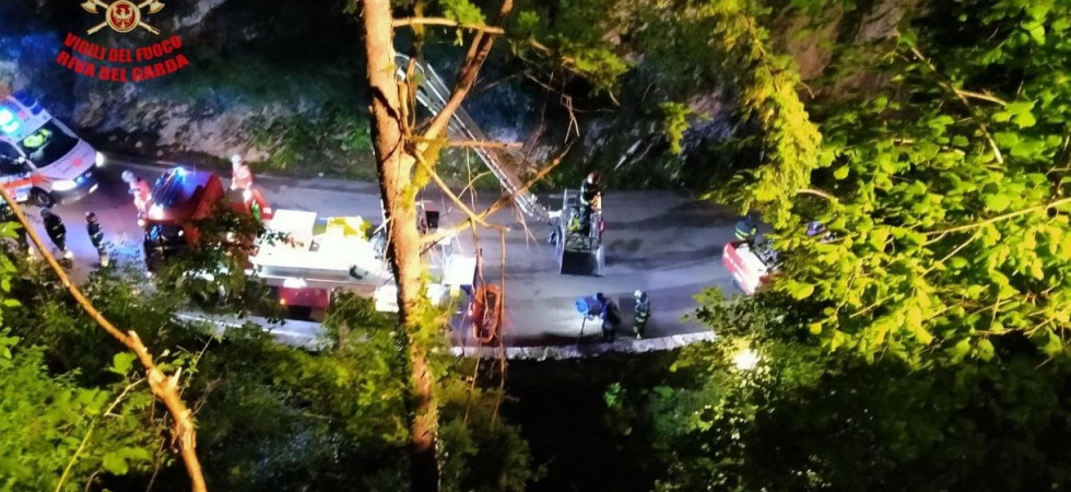 Precipitano da una parete rocciosa e rimangono bloccati fra i rovi, due persone portate in salvo nel cuore della notte