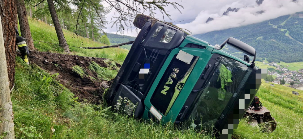 La strada cede e il camion per il legname si rovescia nella scarpata