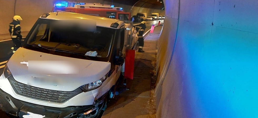 Paura in galleria, l'autocarro finisce contro il marciapiede