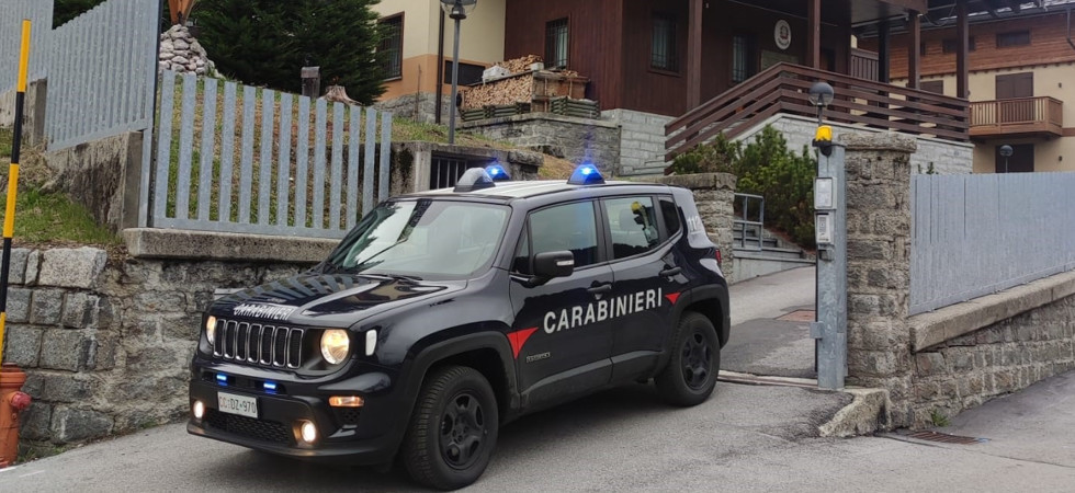 Costruiscono una piscina abusiva in cemento armato davanti all'albergo, denunciati dai carabinieri