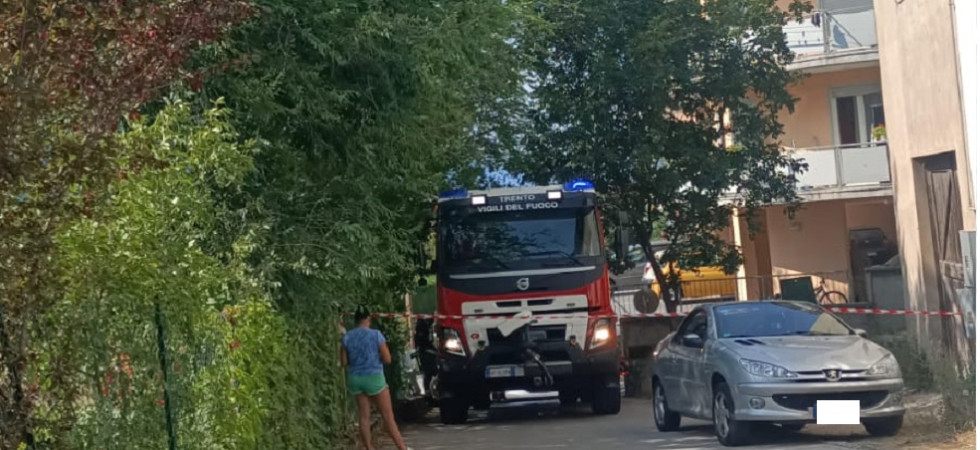 Fumo e fiamme da un terrazzo, intervento dei vigili del fuoco per spegnere un incendio scoppiato in una palazzina