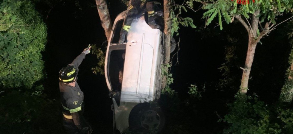 Perde il controllo dell'auto e si ribalta in piena notte in un canale: ferita una donna