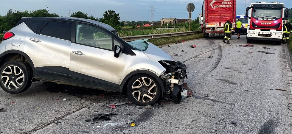 Schianto frontale auto - camion, una persona incastrata fra le lamiere