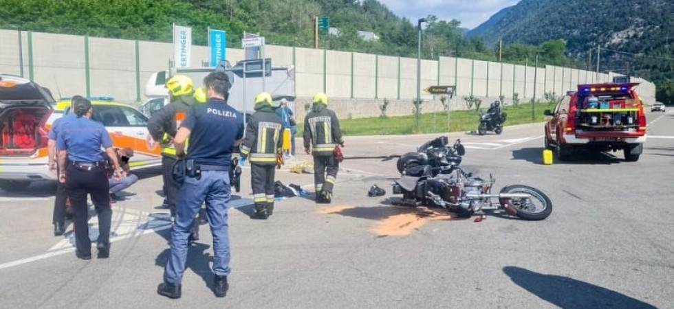 Terribile schianto fra due moto, i pezzi dei mezzi finiscono a diversi metri di distanza