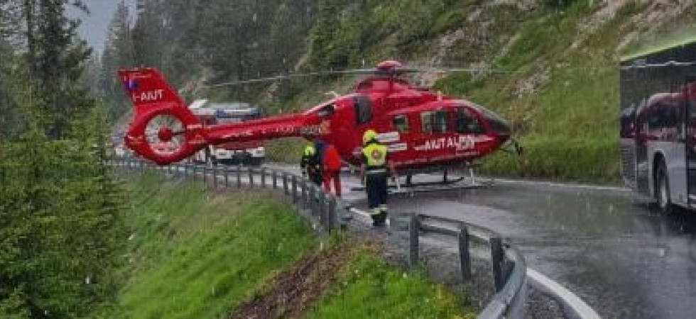 Scontro frontale auto - autobus, l'intervento dell'elisoccorso per portare in ospedale due donne rimaste ferite