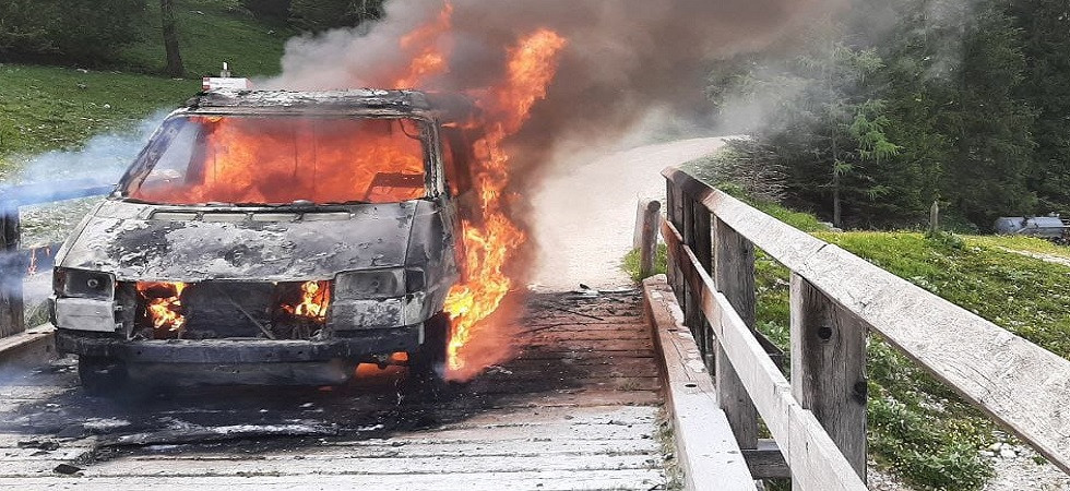 Le fiamme avvolgono e distruggono un furgone, l'incendio si propaga anche al ponte di legno