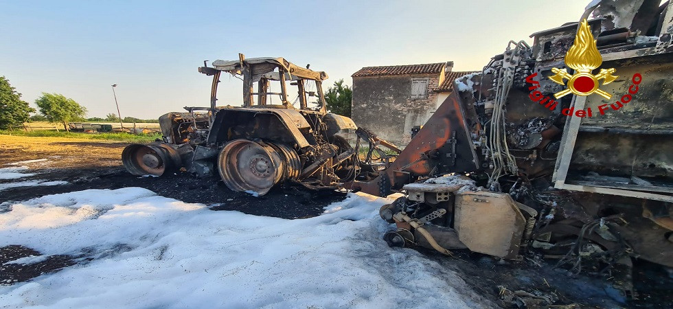 Fiamme sotto il trattore mentre sta lavorando, un incendio divora anche l'imballatrice