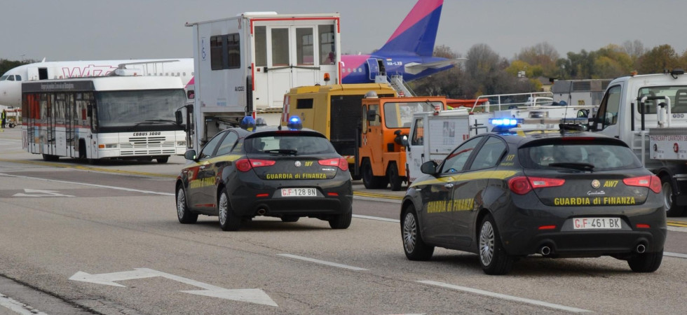 Centinaia di clandestini fatti arrivare in Italia con i voli di linea da Malta