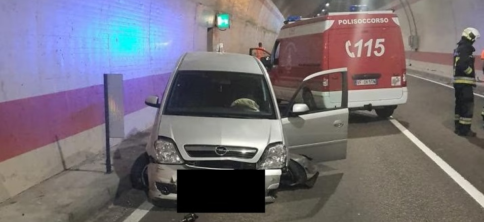 Perde il controllo dell'auto e si schianta contro la parete in galleria, 25enne trasportato all'ospedale di Trento