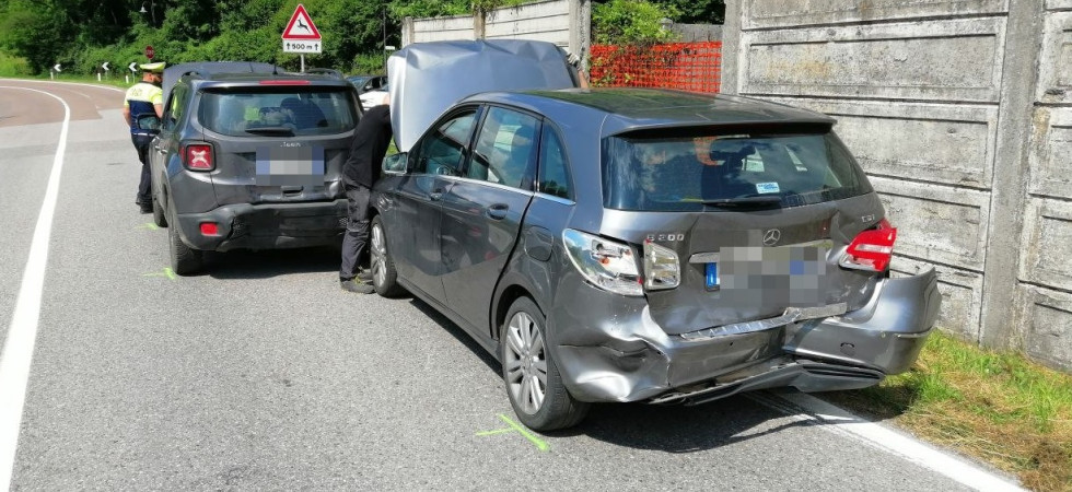 Violento tamponamento a catena, quattro persone coinvolte: un bambino di 10 anni trasportato in ospedale