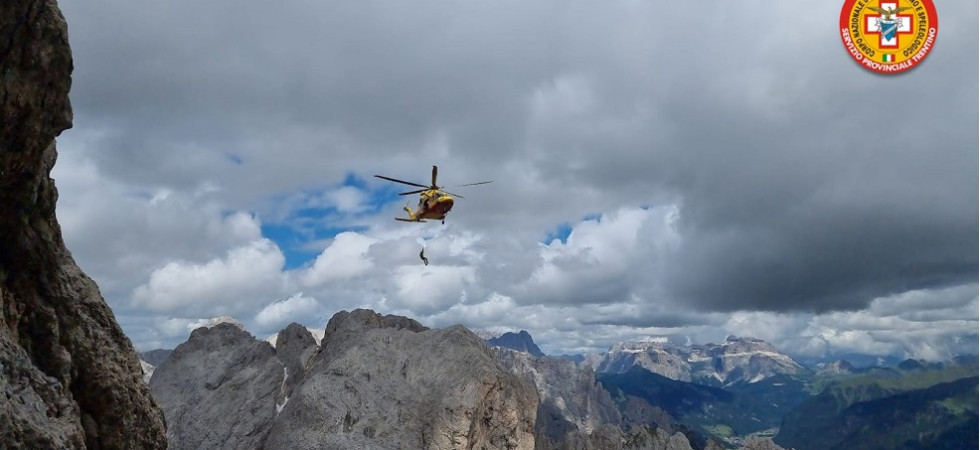 Precipita dalla parete per oltre 20 metri davanti alla compagna di scalata, un 37enne trasportato in elicottero all'ospedale