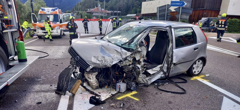 Tragico frontale tra due auto: non ce l'ha fatta il 23enne rimasto incastrato tra le lamiere del veicolo
