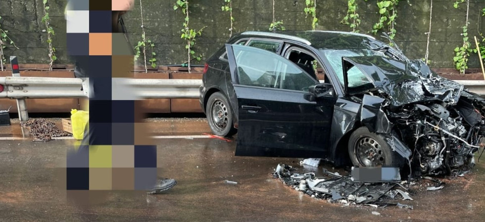 Violento schianto frontale con un camion: grave il conducente di un'auto rimasto incastrato tra le lamiere