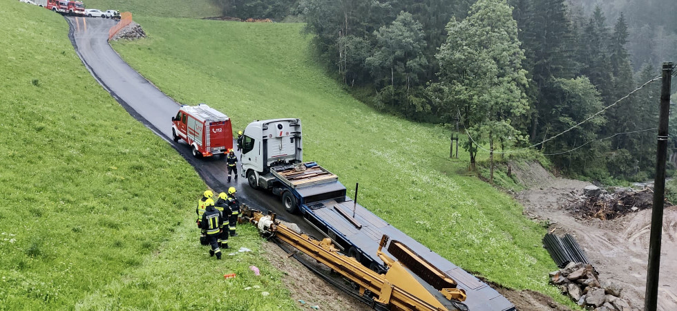 Pesante macchinario si ribalta dal camion e schiaccia l'operaio