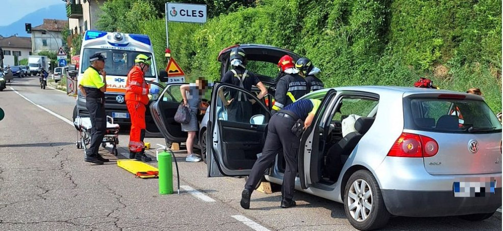 Tamponamento tra due auto, una 42enne trasportata all'ospedale