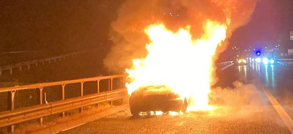 Paura in A22, l'auto prende fuoco: il mezzo distrutto dalle fiamme