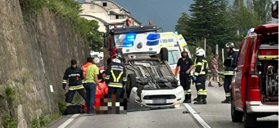 Perde il controllo dell'auto, sbatte contro la parete e si rovescia in mezzo alla statale