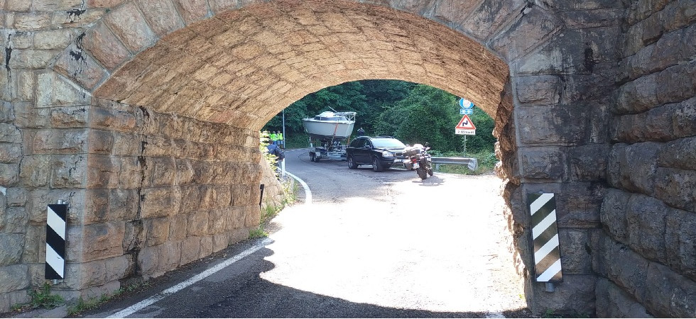 Galleria troppo bassa, l'auto che traina una barca non ci passa: mezzo bloccato e polizia locale sul posto