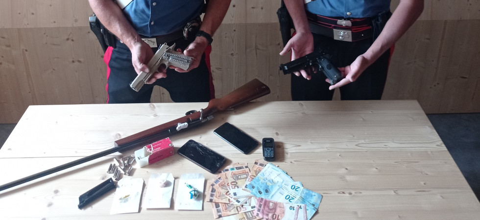 Chiude in casa e minaccia con una pistola una ragazza: arrestato un giovane a Canazei