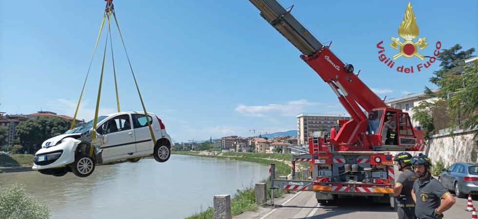 Sbanda e finisce giù nell'argine dell'Adige: intervengono i vigili del fuoco