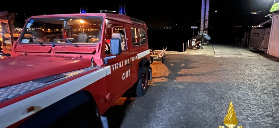 Pescatori bloccati dal maltempo su uno sperone di roccia nel Garda: soccorritori in azione per il recupero in notturna