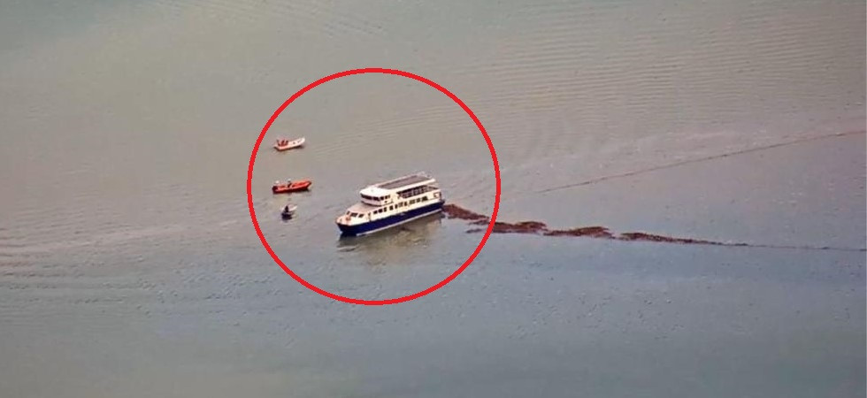 Il battello di Navigarda “impigliato” nelle reti per contenere la piena del Sarca