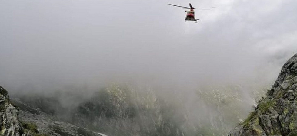 Inciampa dal sentiero e ruzzola nel canalone per 30 metri