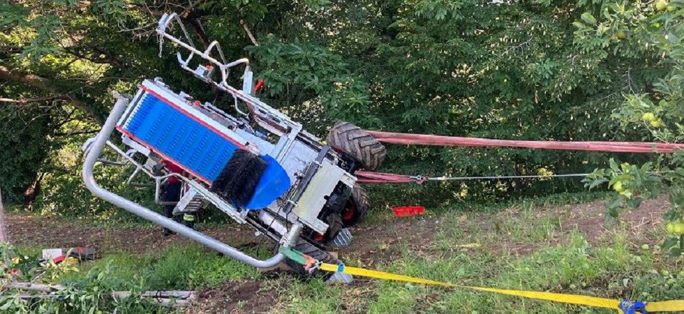 Il mezzo agricolo si ribalta e il contadino rimane schiacciato: 65enne trasferito in ospedale
