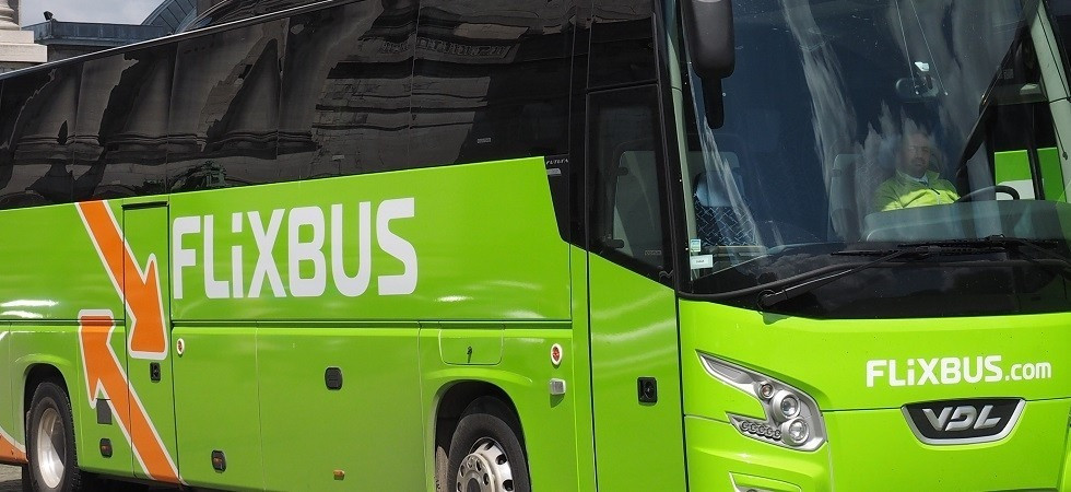 Foto d'archivio Calci, pugni e sassate contro il Flixbus, poi aggredisce il conducente