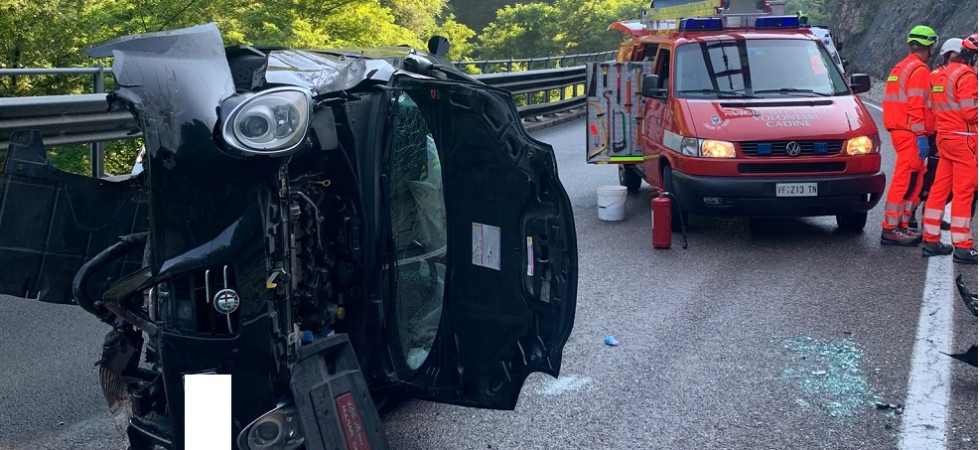 Schianto tra due auto sulla Gardesana, un mezzo si cappotta lungo la statale