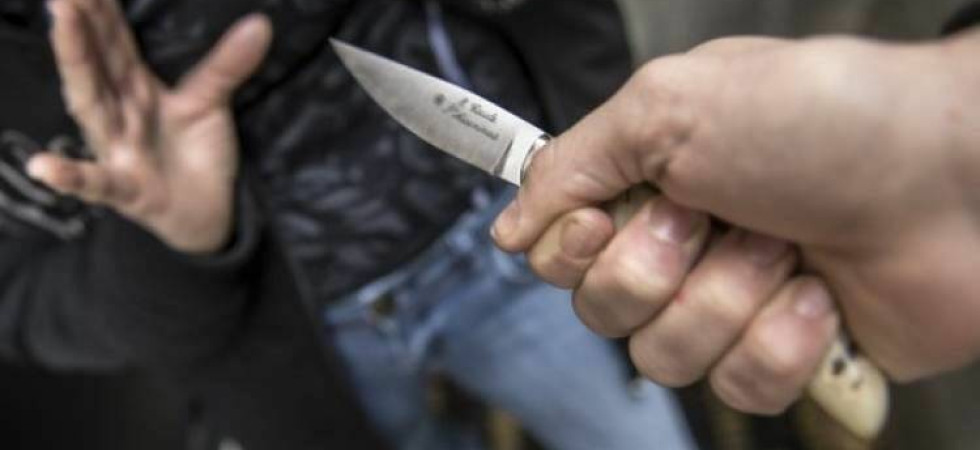 Accoltella il nuovo compagno della moglie, colpendolo al collo, alla spalla e alla mano: arrestato