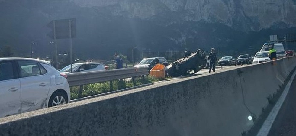 Schianto sulla tangenziale, auto finisce ruote all'aria sull'asfalto: 5 persone coinvolte