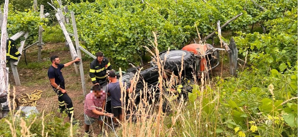 Un trattore si rovescia tra i vigneti, un 71enne trasferito in elicottero all'ospedale