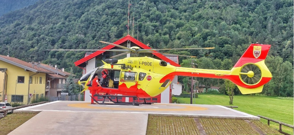 Un'auto si schianta contro il marciapiede, coinvolti 4 scout