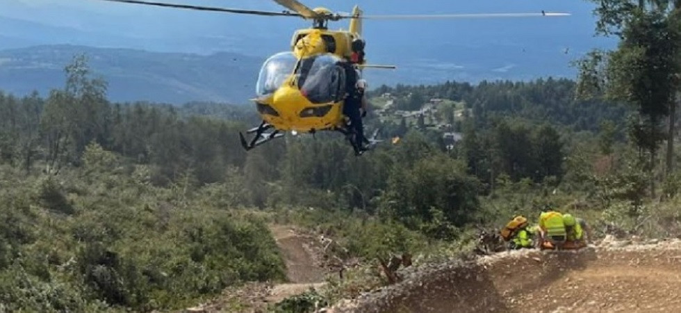 Cade in avanti finendo per sbattere violentemente a terra, incidente nella pista di downhill 15enne elitrasportata in