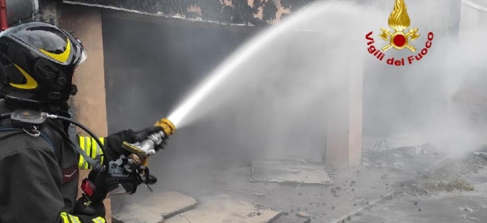 Fumo e fiamme, momenti di paura in una palazzina: 6 famiglie evacuate