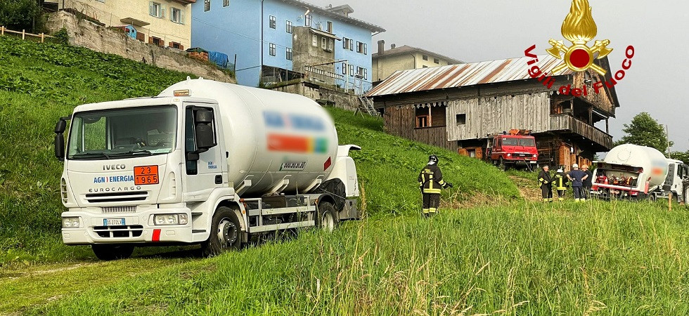La strada cede e un'autocisterna di Gpl rimane bloccata, vigili del fuoco in azione per il travaso dei 7000 litri di gas