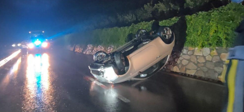 Perde il controllo dell'auto, finisce contro un muro e si ribalta, momenti di paura nel cuore della notte