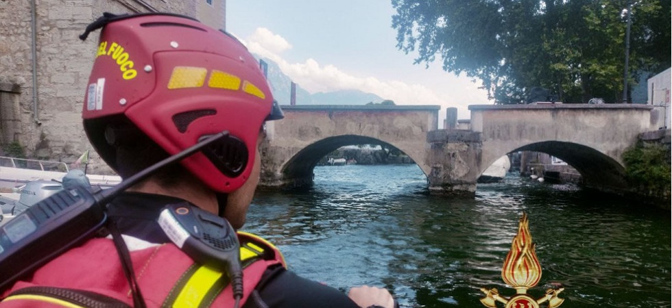 Un surfista in difficoltà salvato nel lago di Garda