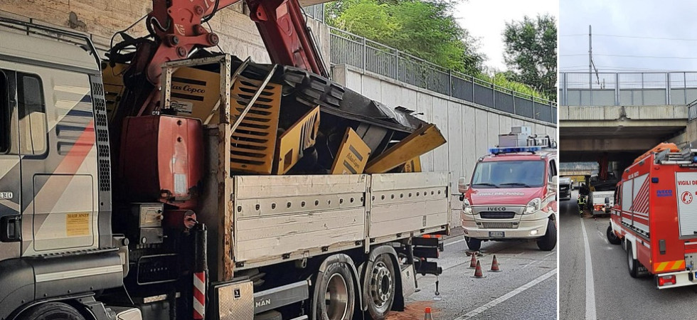 Un mezzo si schianta con la gru contro il ponte e resta incastrato, traffico in tilt con code e rallentamenti