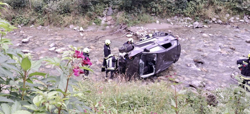 Terribile incidente, perde il controllo dell'auto e precipita in un corso d'acqua: 5 persone bloccate fra le lamiere