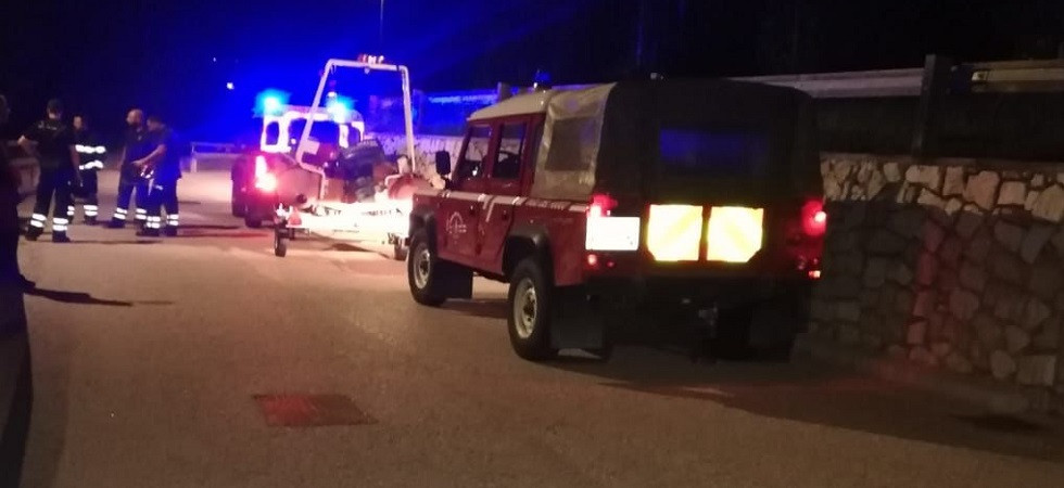 Momenti di paura al lago di Santa Giustina, macchina dei soccorsi in azione nella notte per un ragazzo precipitato in una