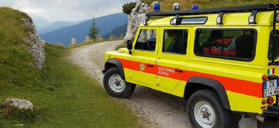 In quota con bimbo di 1 anno vengono sorpresi dalla pioggia e chiedono aiuto
