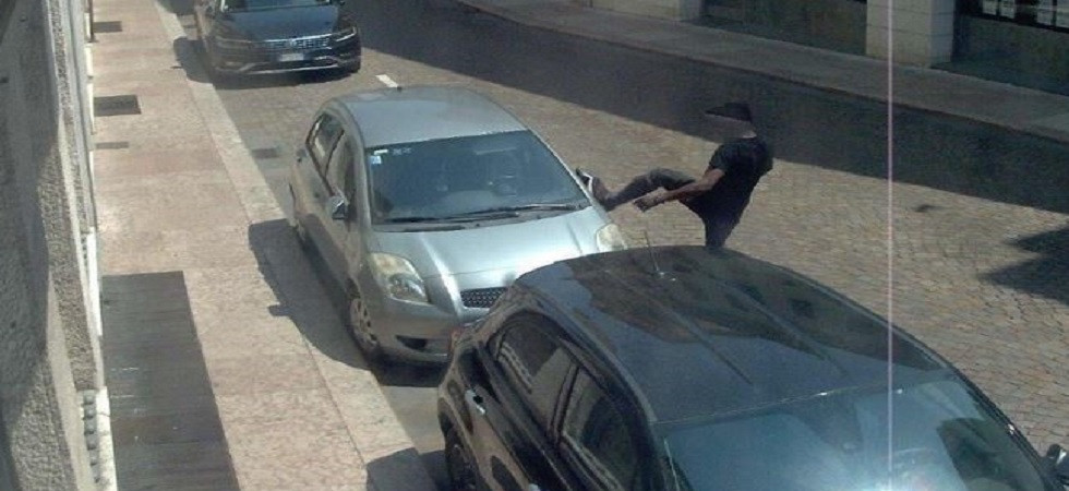 Trento, calci e pugni sulle macchine, a 4 mezzi spaccati gli specchietti: momenti di follia in piazza della Portela