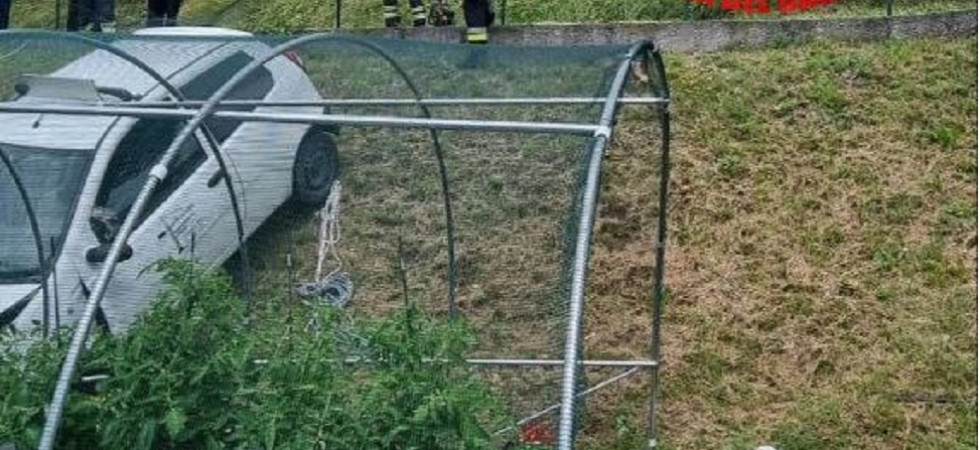 Si rompono i freni, un 79enne perde il controllo dell'auto e piomba nell'orto nel giardino di una casa